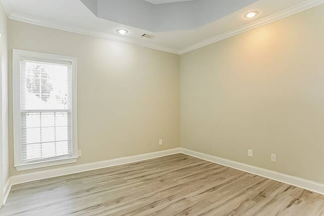 Photo - 2065 Dundee Way