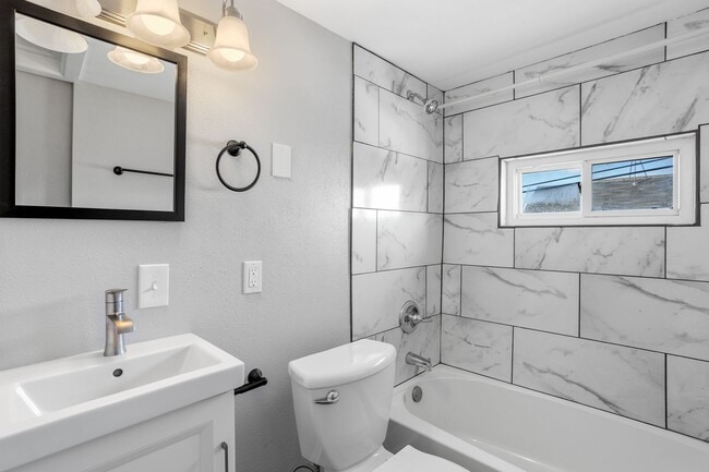 Photo - 330 W 8th Ave Unit Upper