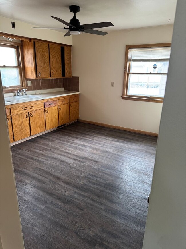 Building Photo - Newly Renovated 3-Bedroom Upper Flat Near ... Unit 815-Lower