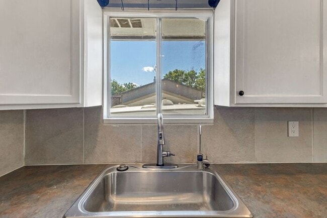 Photo - Spacious 5 Bed, 3 Bath with Sunroom