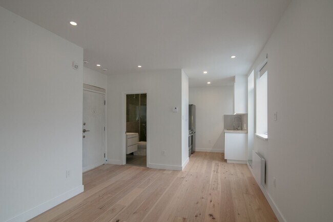 Building Photo - 4880 Queen Mary Road Unit 004A