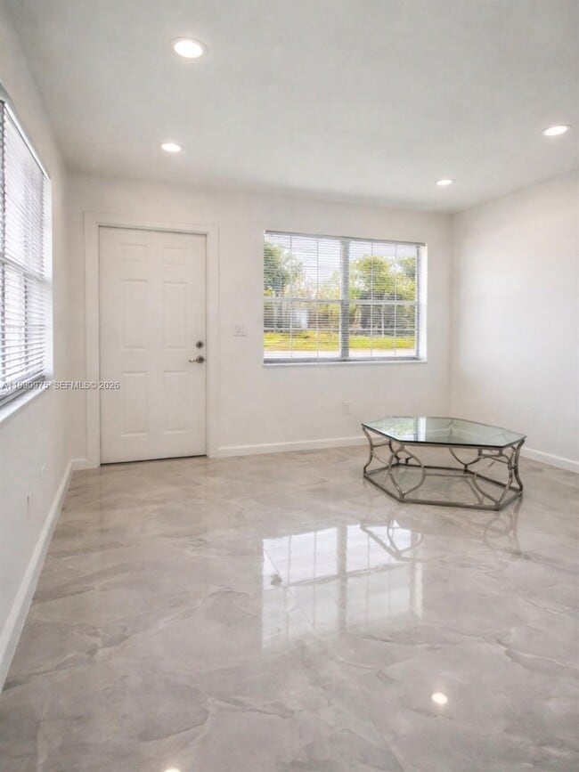 Photo - 2100 N 14th Ave Unidad 1-2