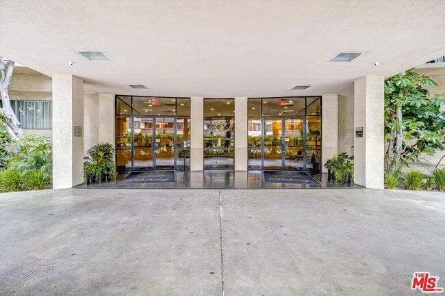 Building Photo - 100 S Doheny Dr Unit 813