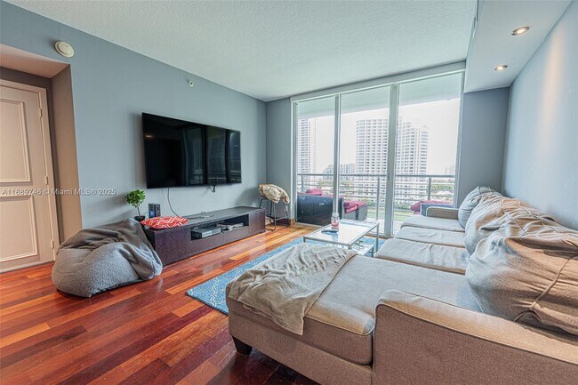 Photo - 335 S Biscayne Blvd Unidad 1207