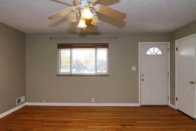 Photo - 955 Hillview Dr