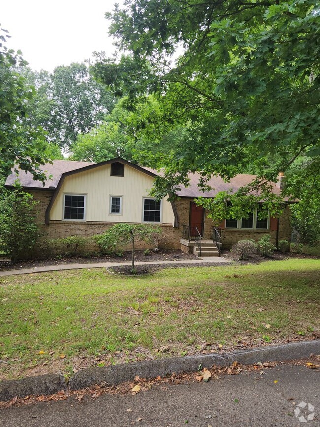 Building Photo - 4 BR 2 1/2 Bath brick home in Dickson