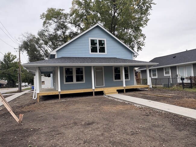 Building Photo - 405 Main St