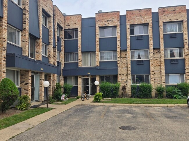 Building Photo - 8655 1/2 W Foster Ave