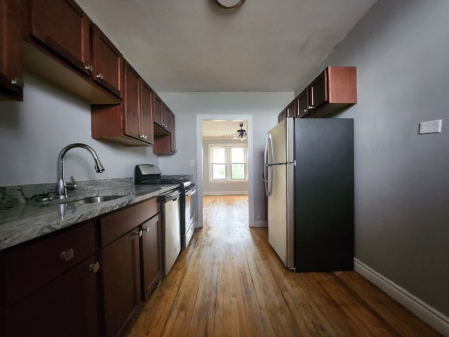Photo - 2907 W 56th St