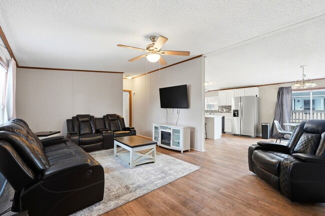 Photo - 219 Weyburn St