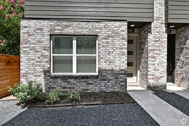 Building Photo - Beautiful 3 beds- 3.5 Condo in San Antonio Tx Unit 210 W Poplar St # 106