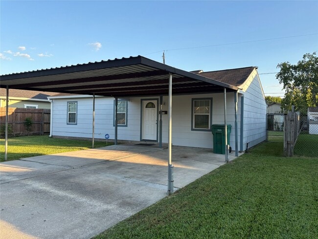 Photo - 3010 Washington St