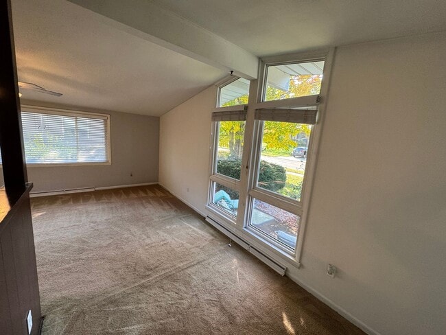 Photo - Three Bedroom / 1.5 Bathroom House AVAILABLE October