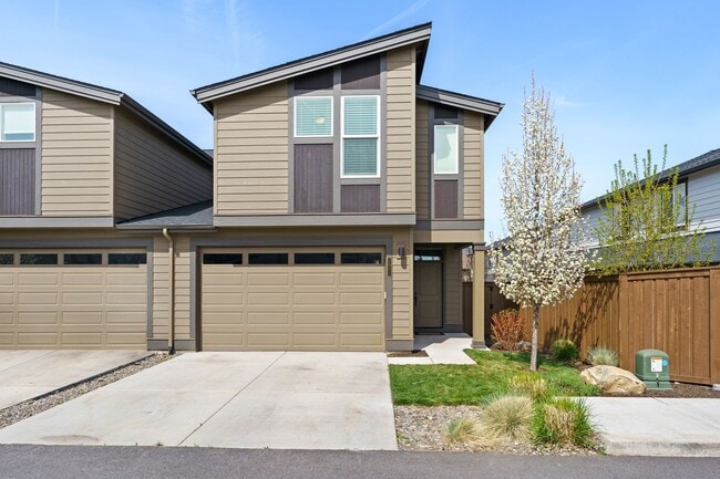 Building Photo - Pahlisch Townhome