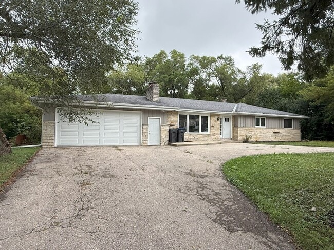 Building Photo - Private 3 bedroom home