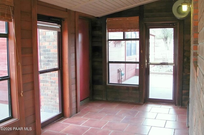 Photo - 2550 Love Ln