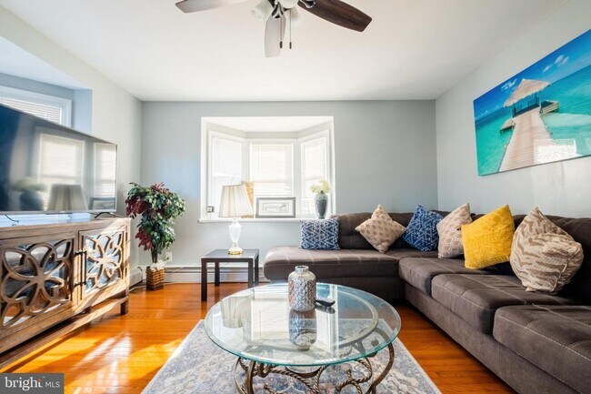 Photo - 700 Charing Cross Rd