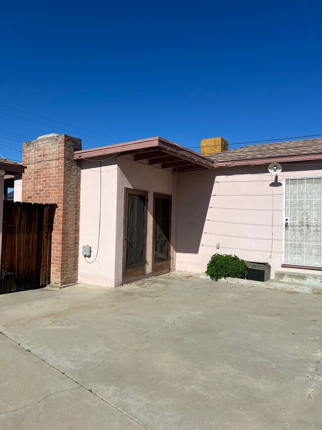 1 Bedroom, 1 Bathroom Back Unit - 1 Bedroom, 1 Bathroom Back Apartment Unit Unit 1421 1/2 El Rancho Dr