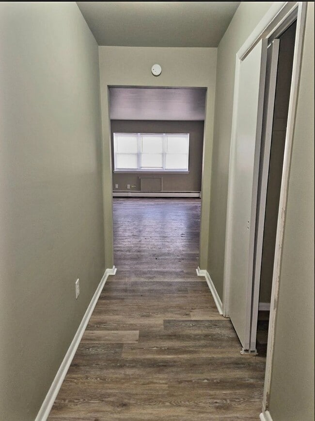 Building Photo - Large 2 bedrooms, 1 bathroom Unit 1055-B