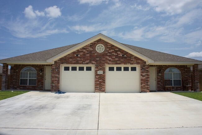 Building Photo - Adorable 2 Bed/2 Bath Duplex in Trimmier Estates!