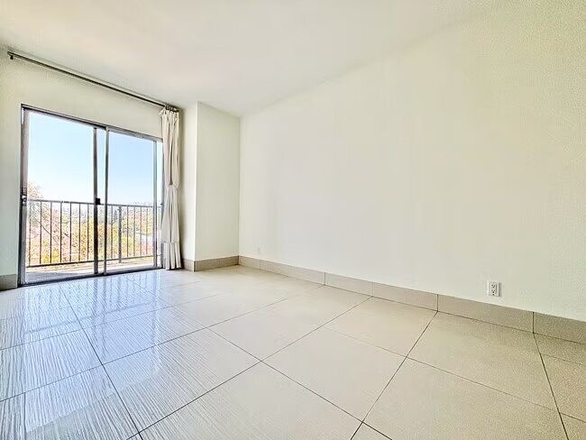 3949 Los Feliz Blvd