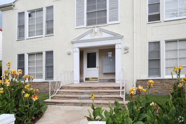 Photo - 128 S Reeves Dr