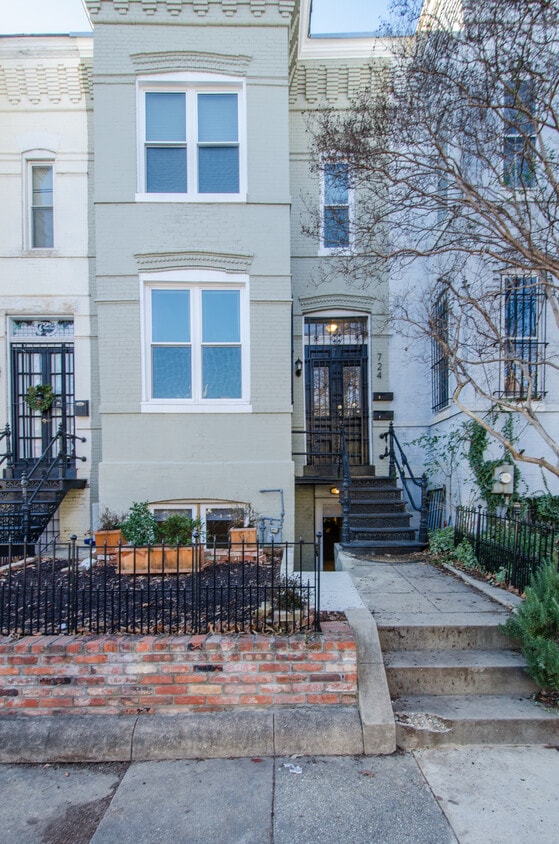 Bright & sunny building - 724 5th St NE (Washington, DC)