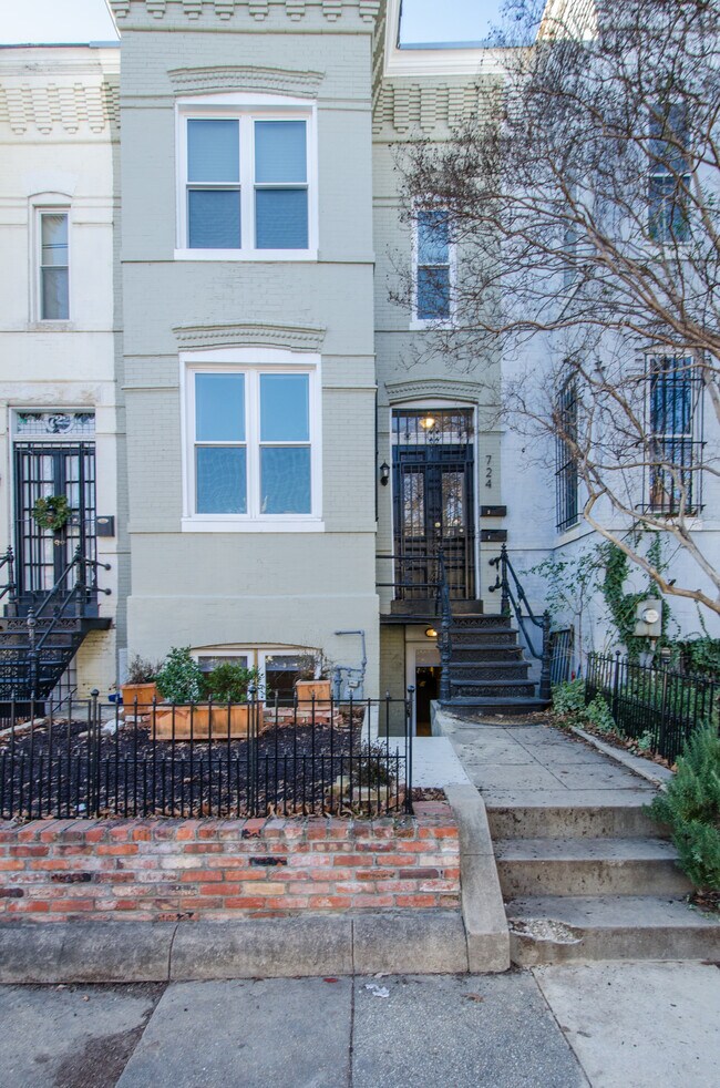Bright & sunny building - 724 5th St NE Apartments Unit #1