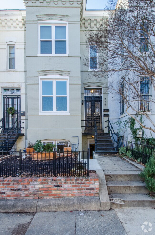 Building Photo - 724 5th St NE Unit #1 Rental