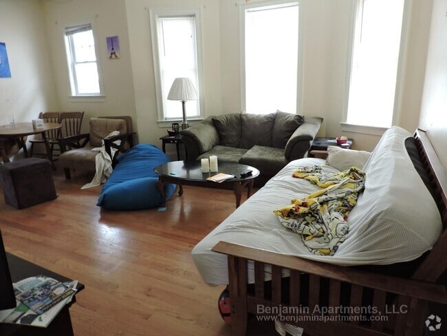 Building Photo - 74 Brooks St Unit 2 Rental
