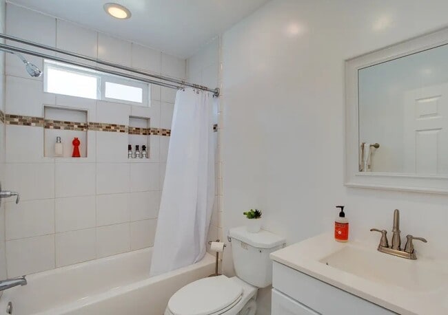 Building Photo - 1763 W 39th St