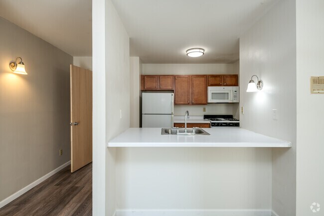 2 BR, 1 BA - 950SF