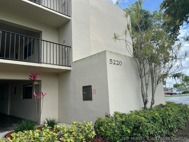 5220 Las Verdes Cir Unit 101