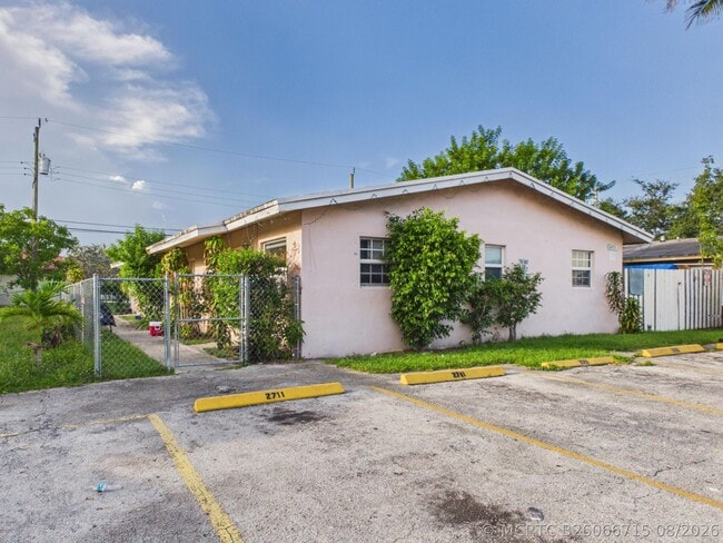 2711 NW 1st St Unit 4