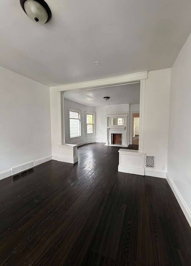 Building Photo - 108 Macamley St Unit Upper