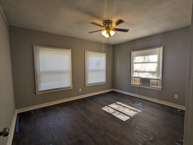 Photo - 823 W 9th St