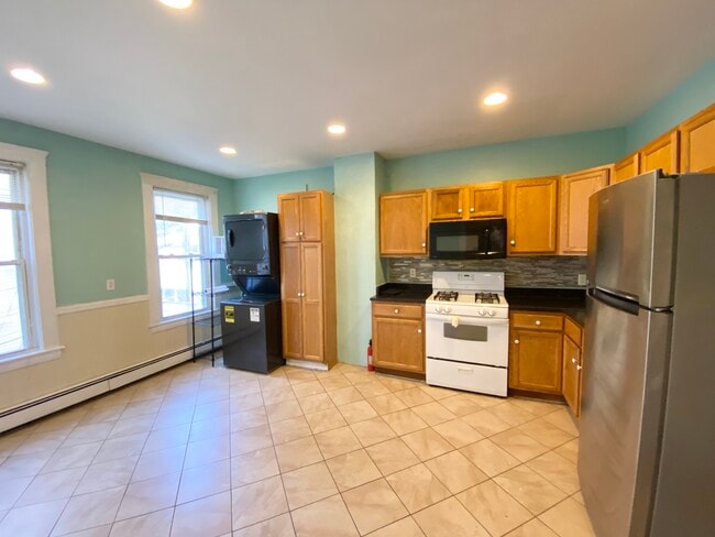 Building Photo - 1562 Tremont St Unit 2