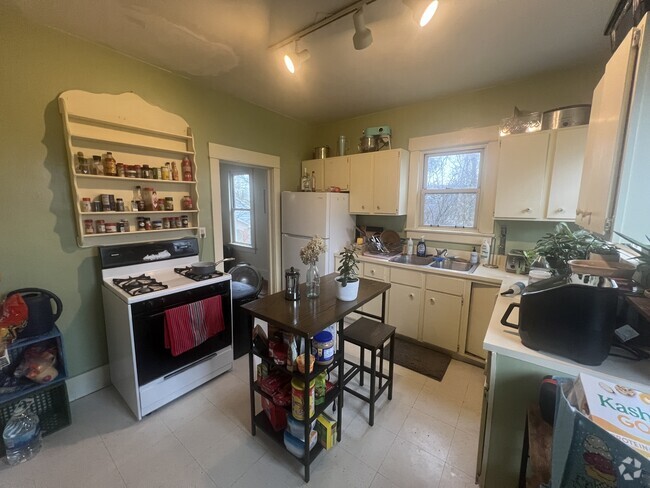 Building Photo - 307 Raymond St Rental