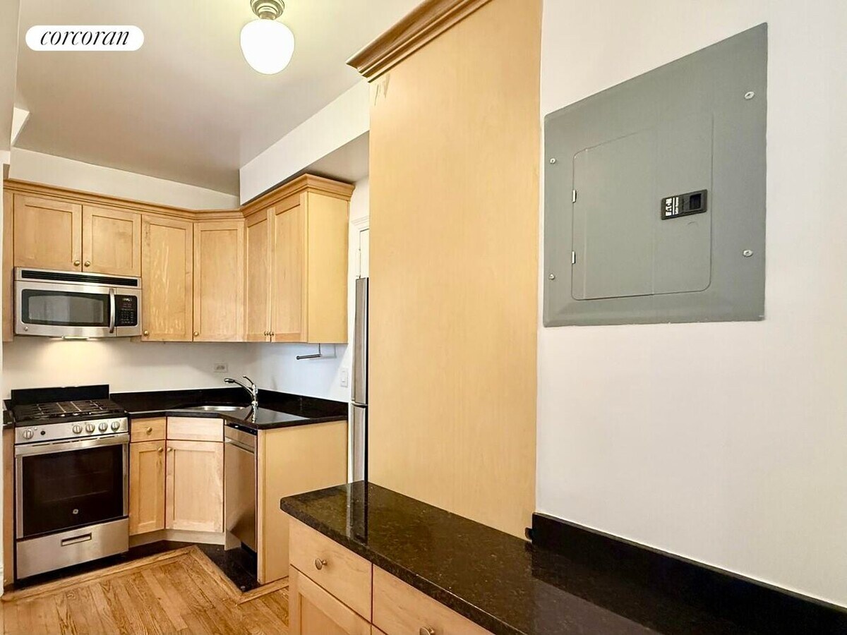 Photo - 210 E 68th St