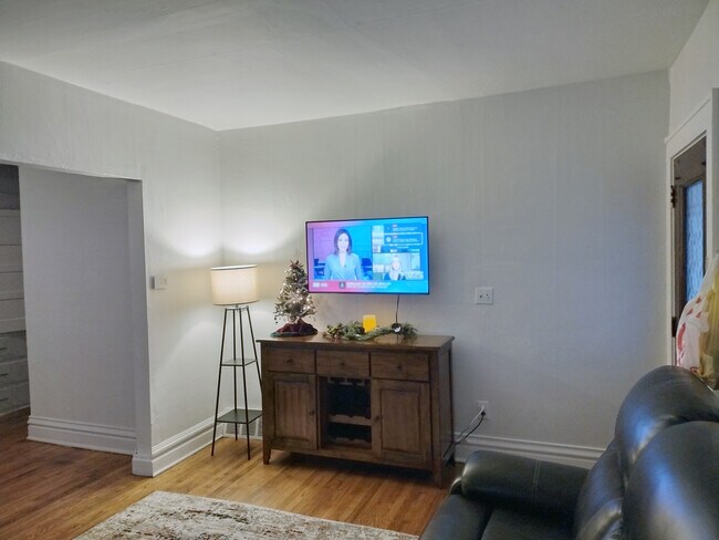 televisión inteligente - 711 N Chestnut St