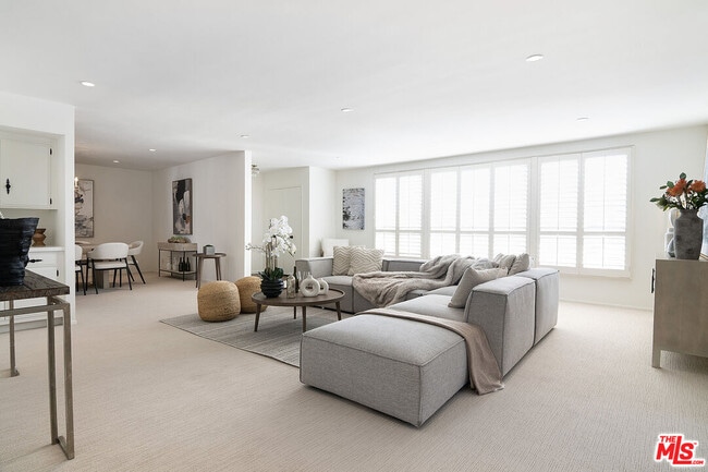 Building Photo - 344 S Doheny Dr Unit 3