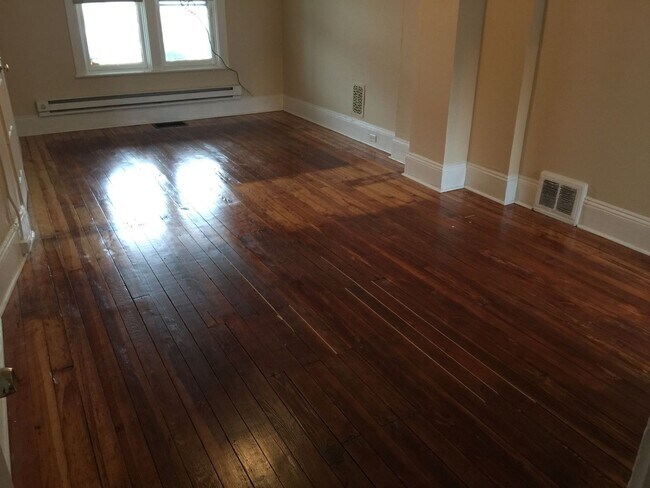 Building Photo - 654.5 Columbia Ave Unit Apt 1