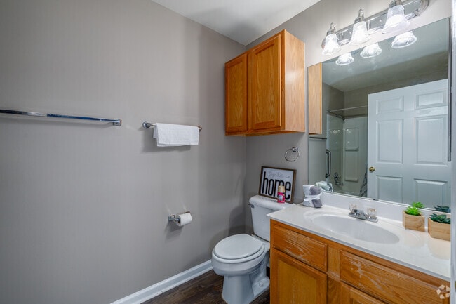 1BR, 1BA - 661SF - Bathroom - Residences at Sherwood
