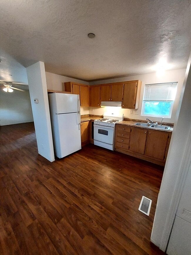 Photo - 3959 Cartwright St