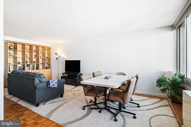 Building Photo - 604 S Washington Square Unit 2106