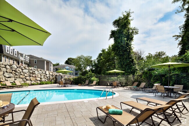 Swimming Pool - eaves Burlington Rental