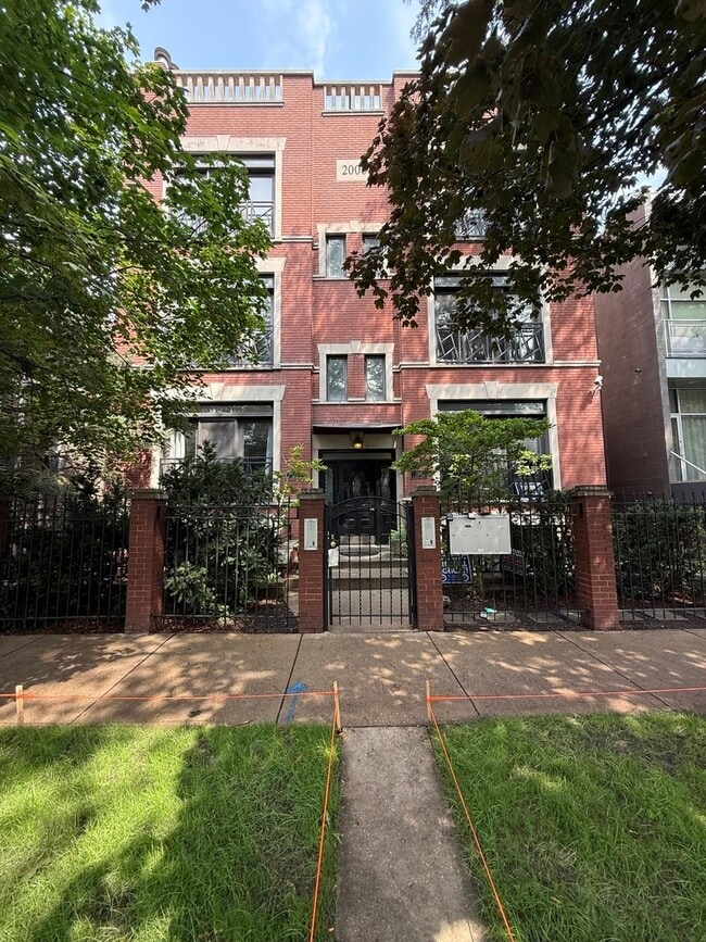 Building Photo - 2212 W Huron St Rental