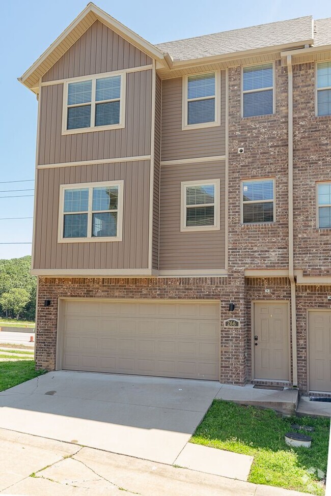 Building Photo - Updated 3-bedroom 2.5 bath Townhome in Fay...