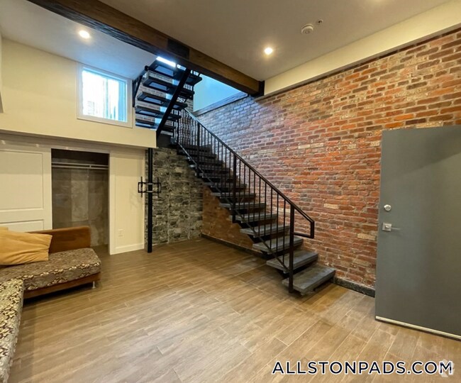 Building Photo - 1028 Commonwealth Ave Rental