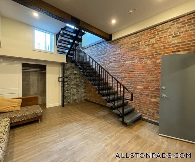 Building Photo - 1028 Commonwealth Ave Rental